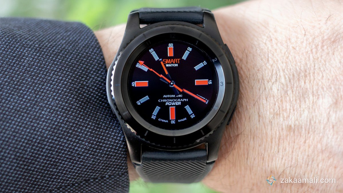 ساعة ذكية على المعصم، وساعات Wear OS مشمولة بقرار إيقاف مساعد جوجل